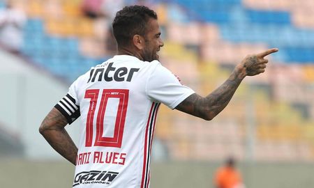 Dani Alves dice no soportar las críticas de los hinchas y quiere volver a Europa a sus 37 años. Dani Alves dice no soportar las críticas de los hinchas y quiere volver a Europa a sus 37 años.