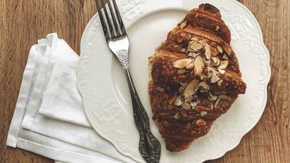 Croissants de almendras caseros: la receta fácil que transforma una factura común en algo irresistible