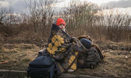 Una niña sentada al costado de una ruta, cerca de la frontera entre Ucrania y Rumania. Una niña sentada al costado de una ruta, cerca de la frontera entre Ucrania y Rumania.