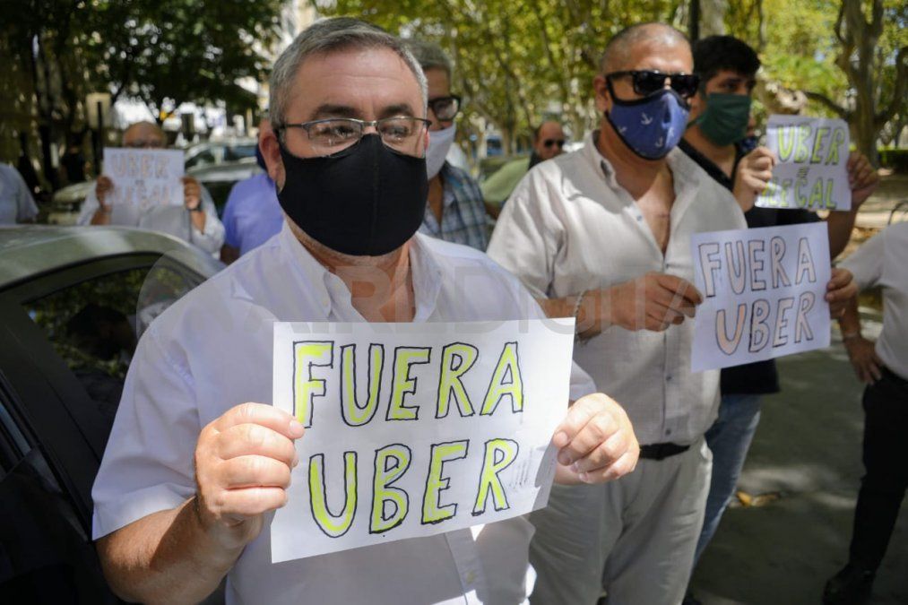 Choferes de taxis y remises se manifestaron en más de una ocasión contra las aplicaciones.