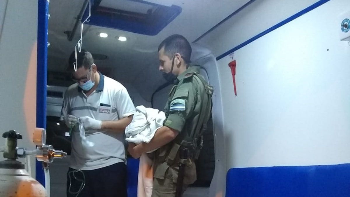 Gendarmes y oficiales de Policía ayudaron a la joven durante el nacimiento de su hijo.