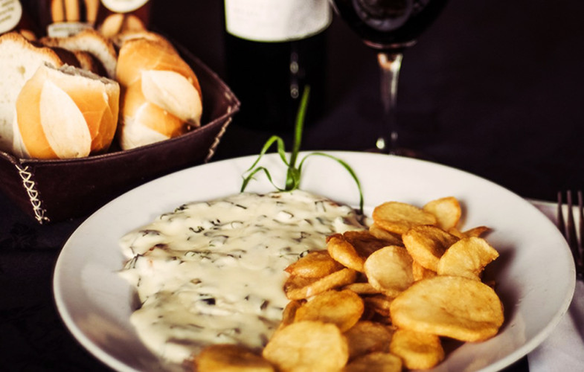 A la hora de almorzar se puede comer en algunos de los paradores de la playa.