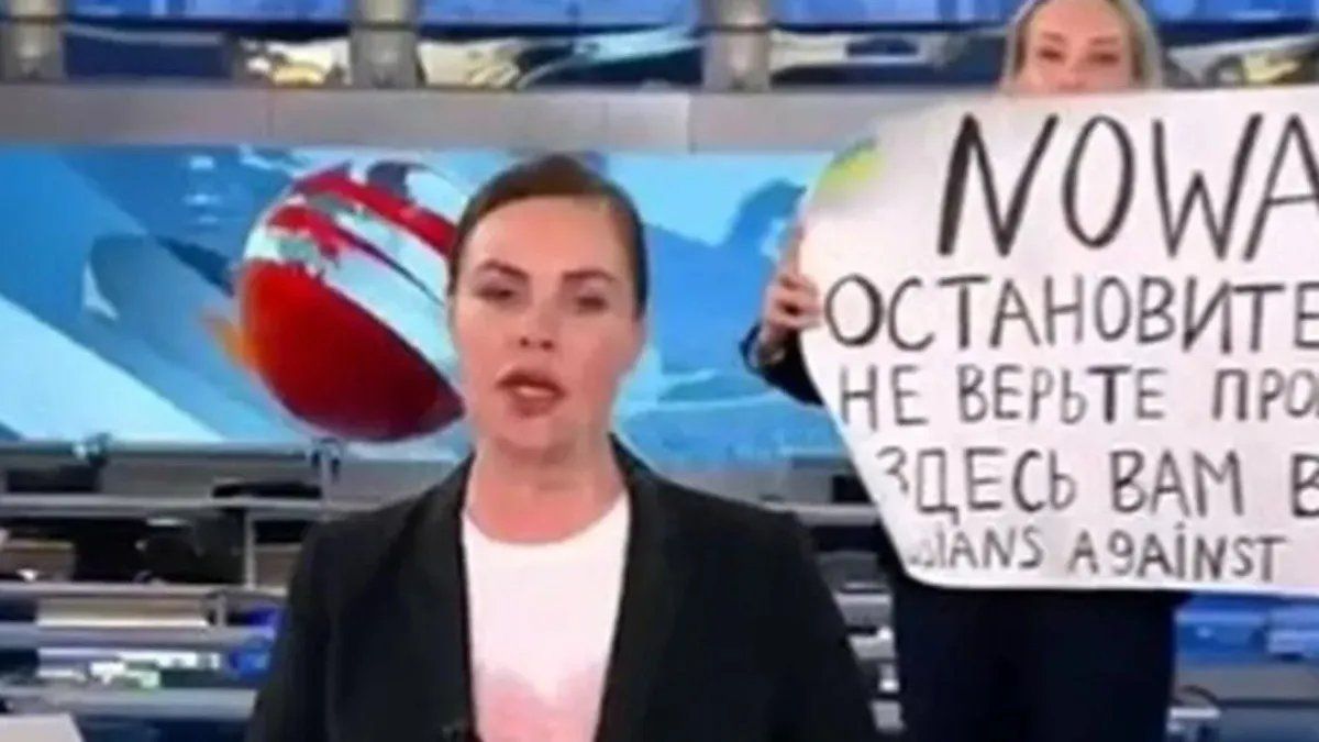 Guerra Rusia-Ucrania: la periodista que interrumpió un noticiero ruso ya fue juzgada y podría pasar varios días en prisión