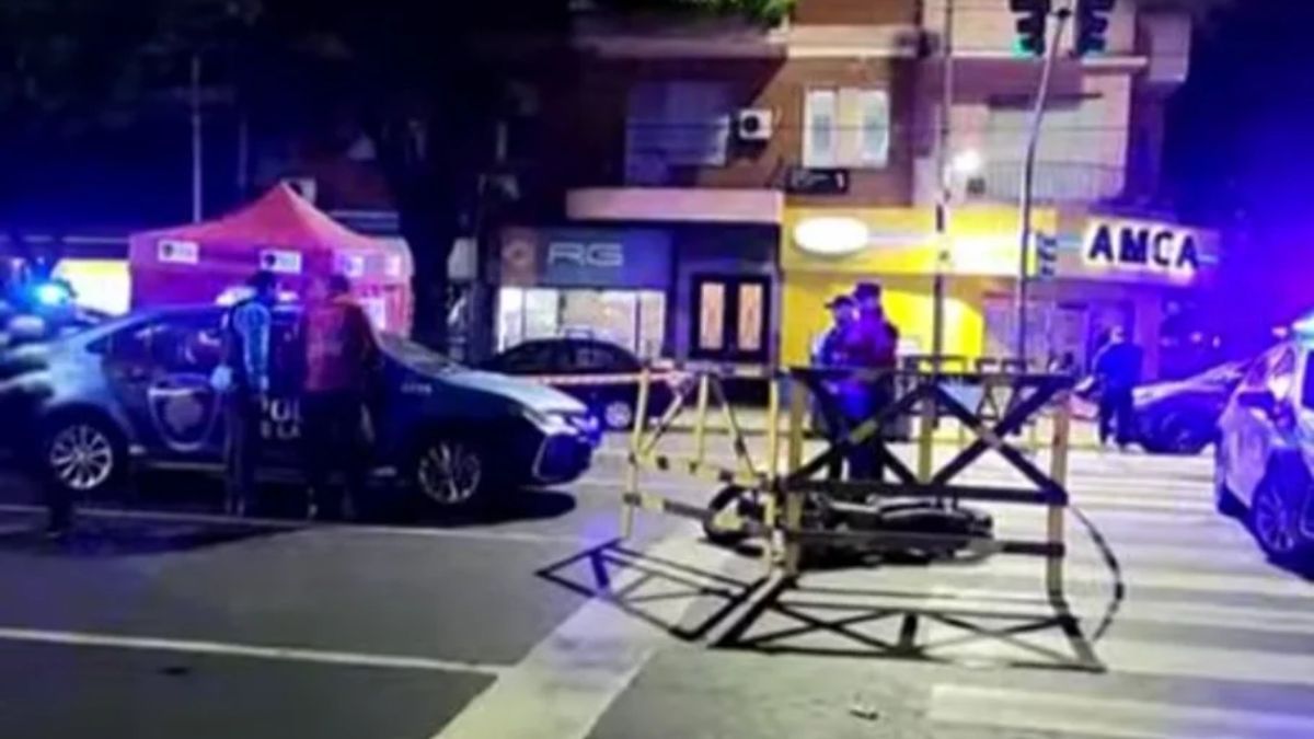 La escena del accidente en Colegiales donde un motociclista fue fatalmente atropellado por un camión de residuos tras resbalar en una mancha de gasoil.