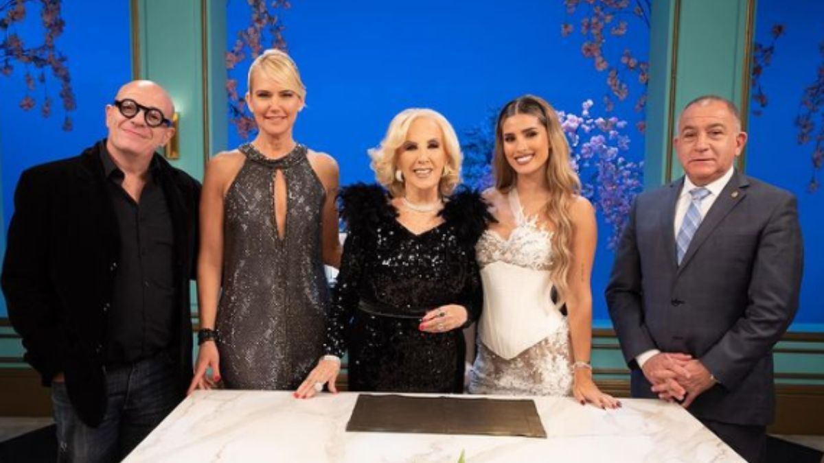Martín “Campi” Campilongo, Valeria Mazza, Julieta Poggio y Luis Juez en la mesa de Mirtha Legrand. Martín “Campi” Campilongo, Valeria Mazza, Julieta Poggio y Luis Juez en la mesa de Mirtha Legrand.
