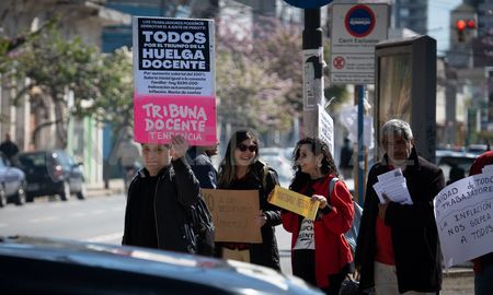 Los docentes públicos retoman esta semana las medidas de fuerza en reclamo de una oferta salarial superadora por parte del gobierno provincial. Los docentes públicos retoman esta semana las medidas de fuerza en reclamo de una oferta salarial superadora por parte del gobierno provincial.