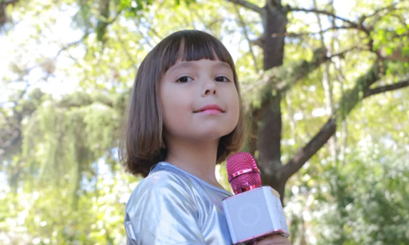 Juliet Czupiak es una reconocida mini periodista de tan solo 7 años que ya está conquistando el mundo del espectáculo. Juliet Czupiak es una reconocida mini periodista de tan solo 7 años que ya está conquistando el mundo del espectáculo.