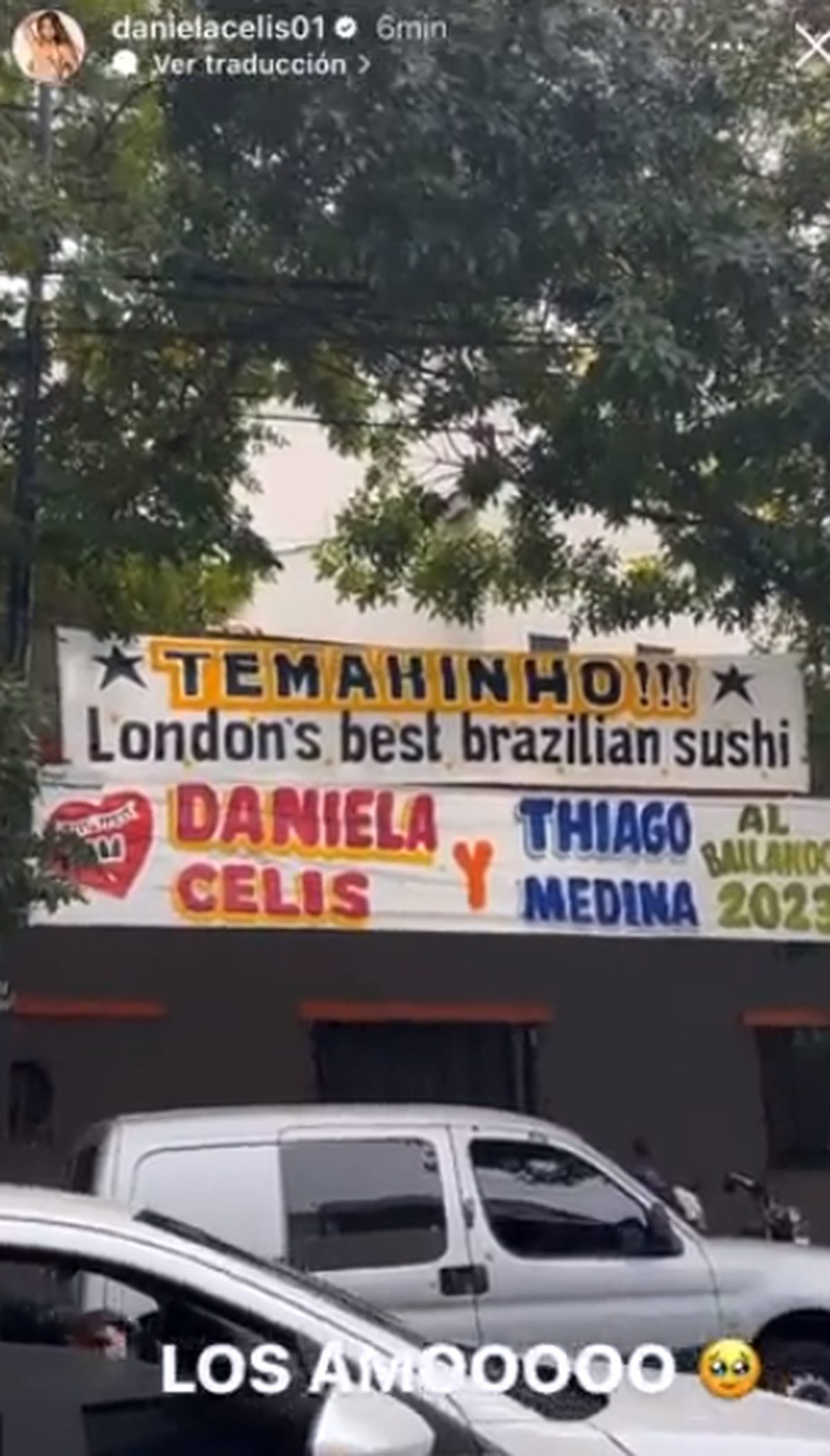 A finales de abril, Daniela Celis encontró un pasacalles, que hicieron sus seguidores, y pedía su entrada y la de Thiago Medina al Bailando 2023.