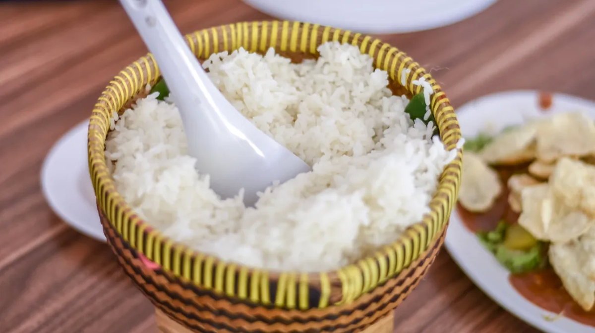 El arroz jazmín es diferente al arroz blanco común y se cultiva en algunos países de Asia, como Tailandia.
