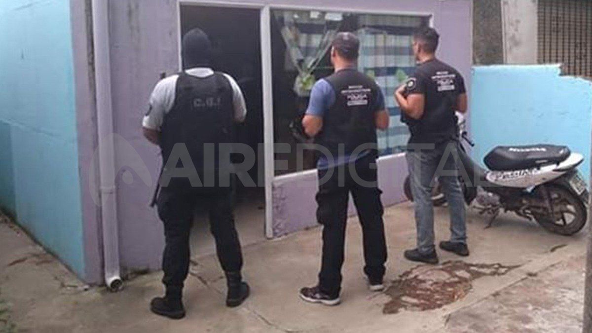 El hombre fue detenido en el local donde además se secuestró material estupefaciente
