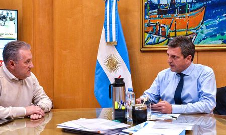 El precandidato a presidente de la Nación por Unión por la Patria (UxP) y ministro de Economía, Sergio Massa, se reunió con el candidato a gobernador de Santa Fe por Juntos Avancemos, Marcelo Lewandowski. El precandidato a presidente de la Nación por Unión por la Patria (UxP) y ministro de Economía, Sergio Massa, se reunió con el candidato a gobernador de Santa Fe por Juntos Avancemos, Marcelo Lewandowski.