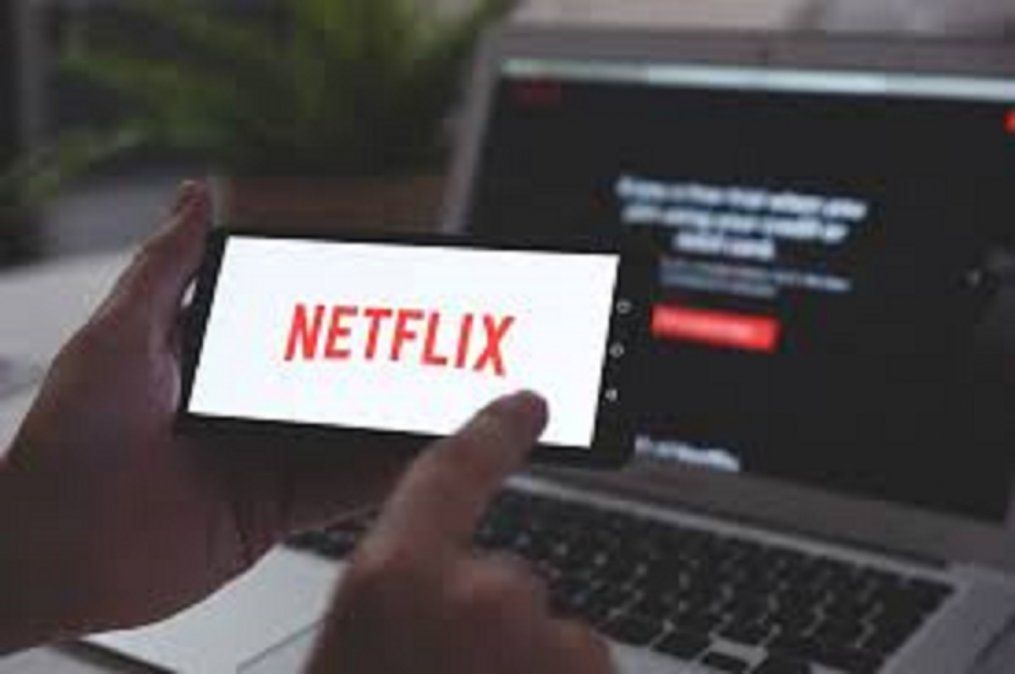 Netflix realiza cambios que hacen el uso de cuentas compartidas.