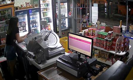 Las imágenes quedaron registradas por la cámara de seguridad del quiosco. Las imágenes quedaron registradas por la cámara de seguridad del quiosco.