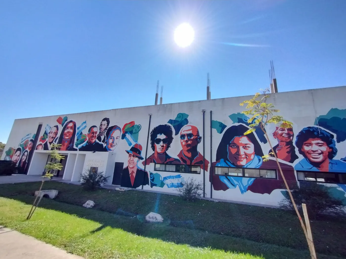 Polémica en La Plata: un nuevo mural equiparó a Lali Espósito y Wos con René Favaloro