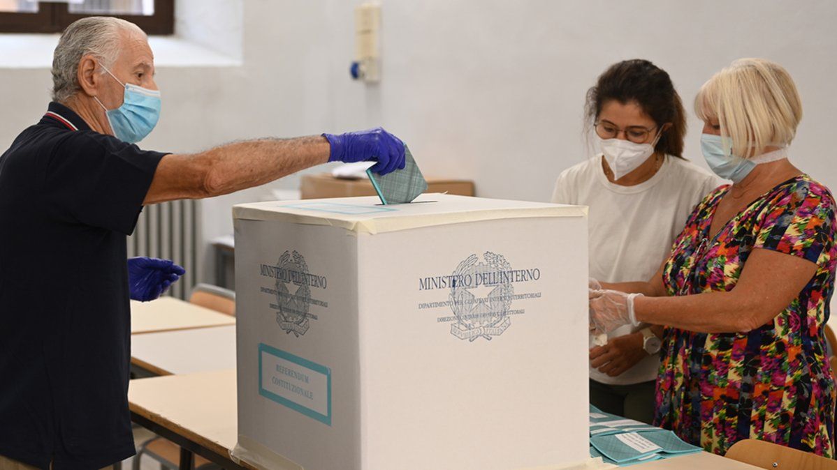 El S&iacute; a la reducci&oacute;n del Parlamento italiano de 945 a 600 miembros se impuso con comodidad este lunes.