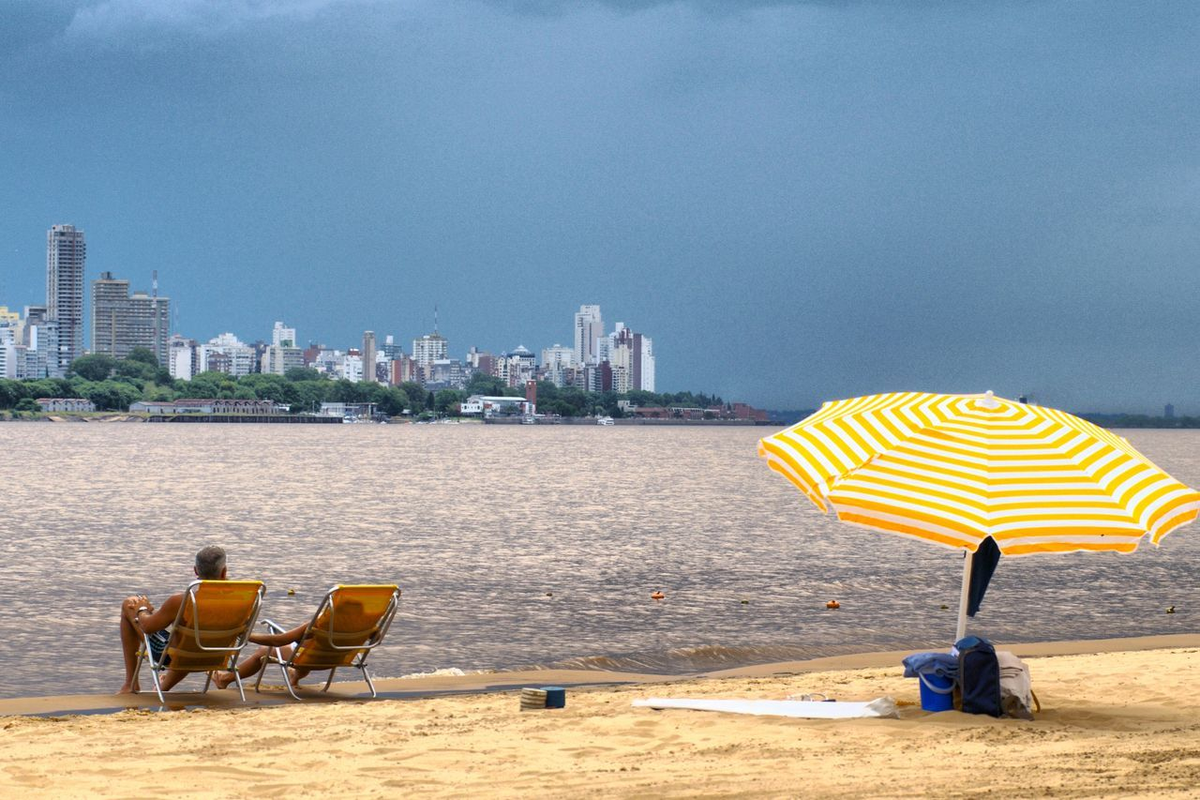 Banquito de San Andrés combina la tranquilidad de una franja de arena aislada al otro lado del río con diversos servicios.