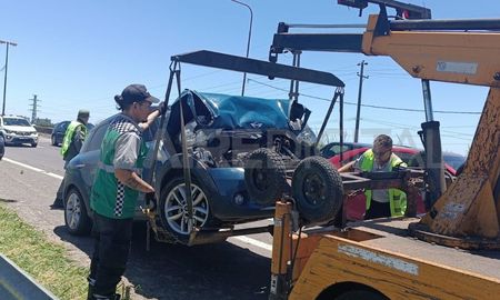 Así retiraban el vehículo con mayor daño tras el accidente en la Ruta Nacional 168. Así retiraban el vehículo con mayor daño tras el accidente en la Ruta Nacional 168.