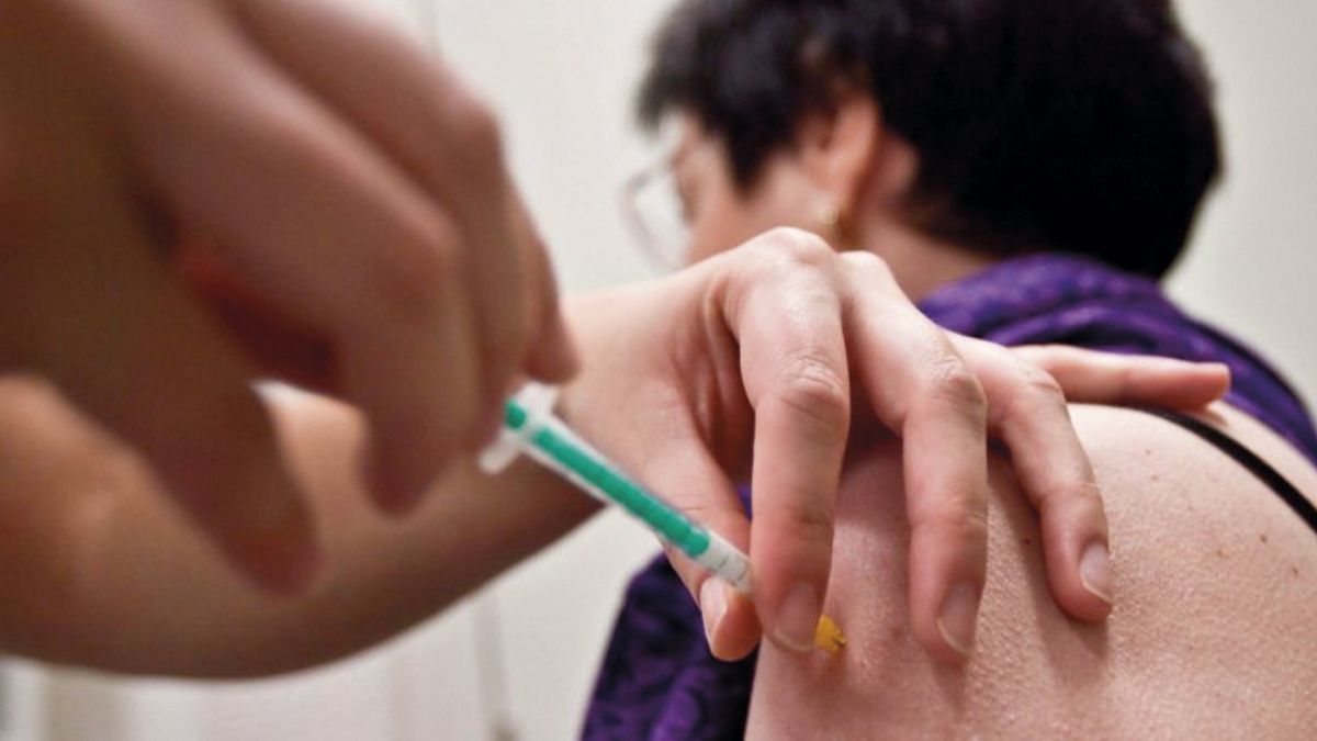 Las vacunas de Pfizer están aprobadas para adolescentes y son claves para inmunizar este grupo etario.