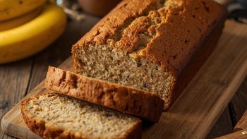 Budín de banana húmedo y esponjoso con ingredientes básicos de la cocina.
