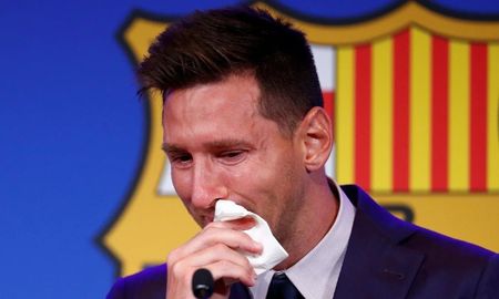 Por el furror por Messi, en Florencio Varela venden las réplicas de los pañuelitos que usó para secarse las lágrimas. Por el furror por Messi, en Florencio Varela venden las réplicas de los pañuelitos que usó para secarse las lágrimas.