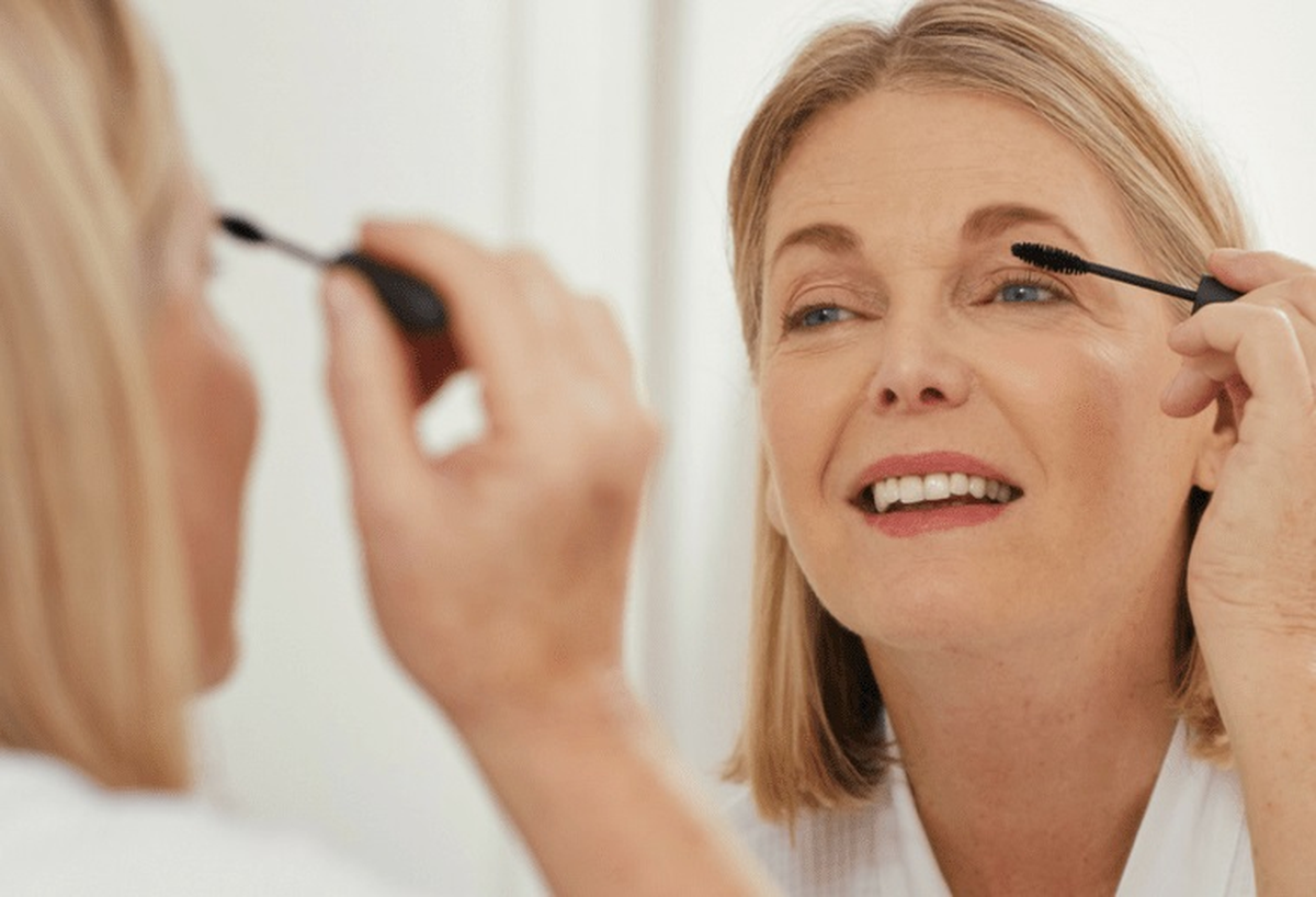 Es preferible difuminar el delineado cuando el párpado está caído para disimular los pliegues que tiene la piel.