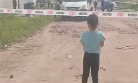Encontraron una bolsa enterrada con un bebé muerto mientras realizaban un pozo en Mariano Acosta, Merlo. (Foto: CrónicaTV) Encontraron una bolsa enterrada con un bebé muerto mientras realizaban un pozo en Mariano Acosta, Merlo. (Foto: CrónicaTV)