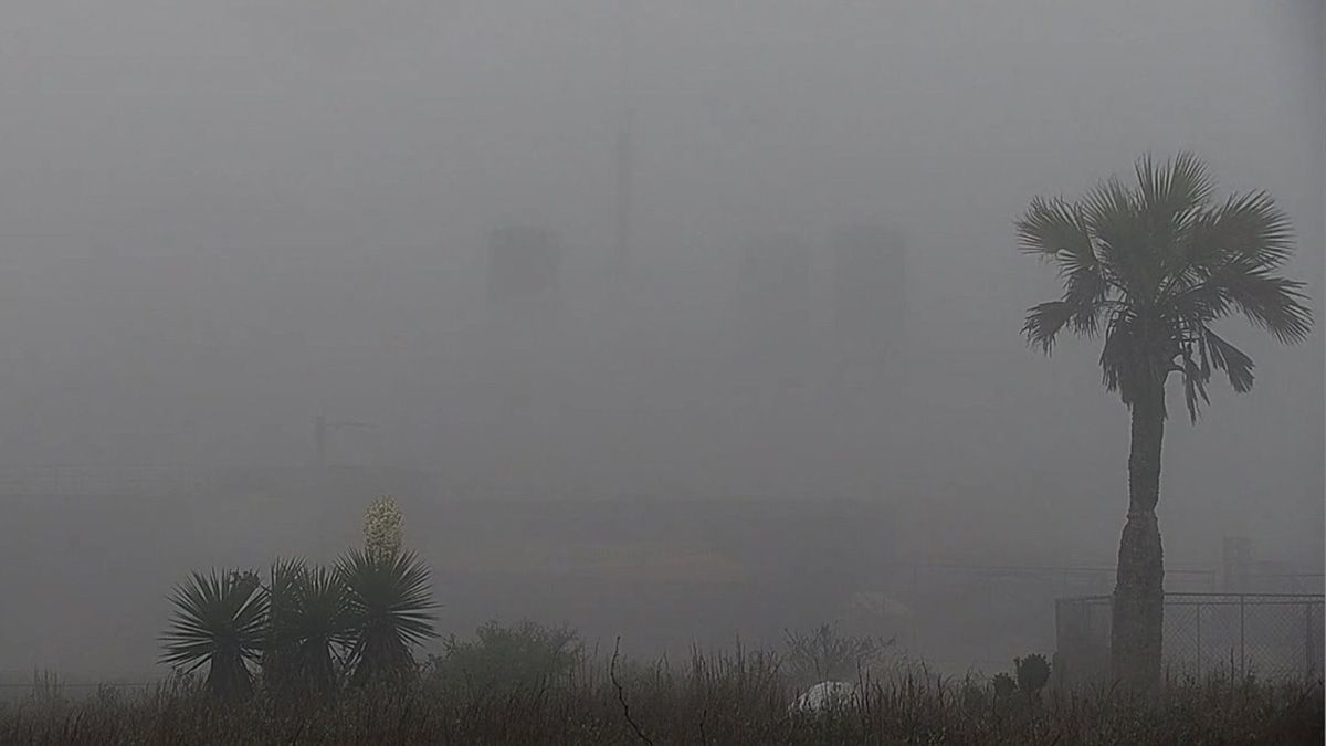 La visibilidad fue escasa debido a la densa niebla en el lugar.
