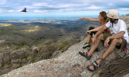 Un espectáculo natural: el vuelo de los cóndores sobre los paredones de la quebrada es una de las postales más imponentes de Córdoba. Un espectáculo natural: el vuelo de los cóndores sobre los paredones de la quebrada es una de las postales más imponentes de Córdoba.