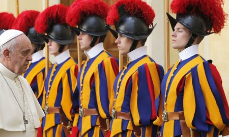 Hay once guardias suizos aislados tras conocerse que tienen coronavirus. El Vaticano extremó las medidas de prevención. Hay once guardias suizos aislados tras conocerse que tienen coronavirus. El Vaticano extremó las medidas de prevención.