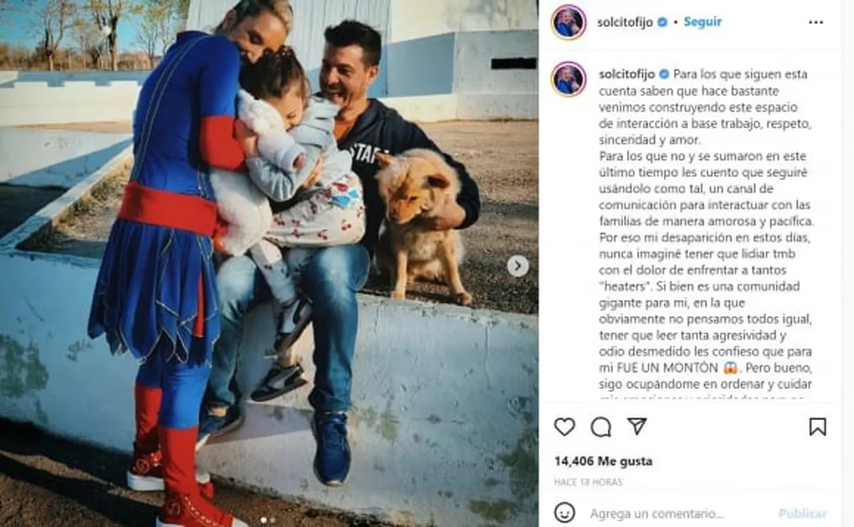 Sol, la hija del payaso Piñón Fijo, mantiene una relación tensa con su padre.