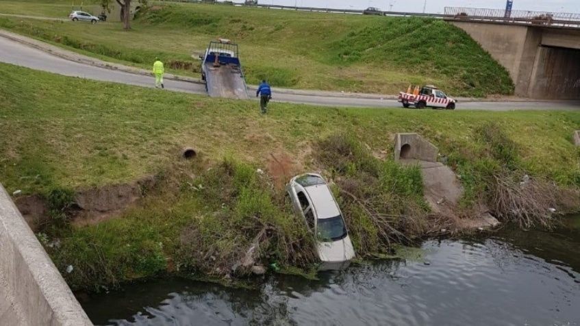 Un automovilista perdió el control y terminó en el arroyo Ludueña