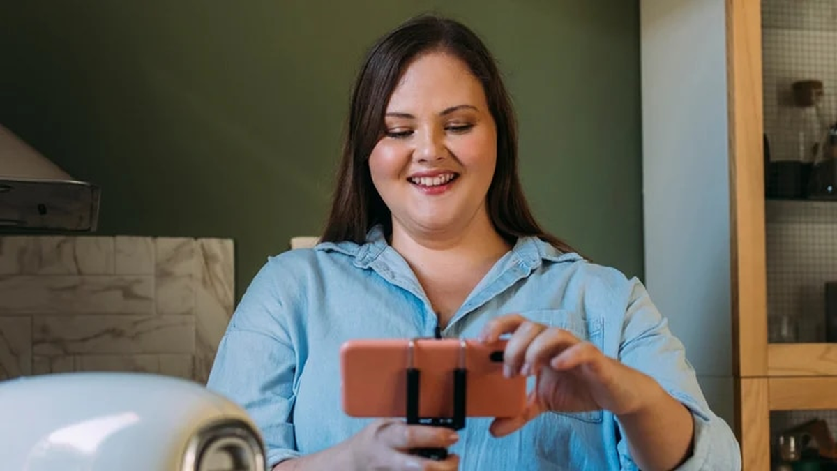 El uso del celular en la sociedad moderna es casi una obligación.