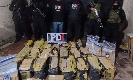 La policía secuestró del domicilio más de 700 bloques con marihuana dentro. La policía secuestró del domicilio más de 700 bloques con marihuana dentro.