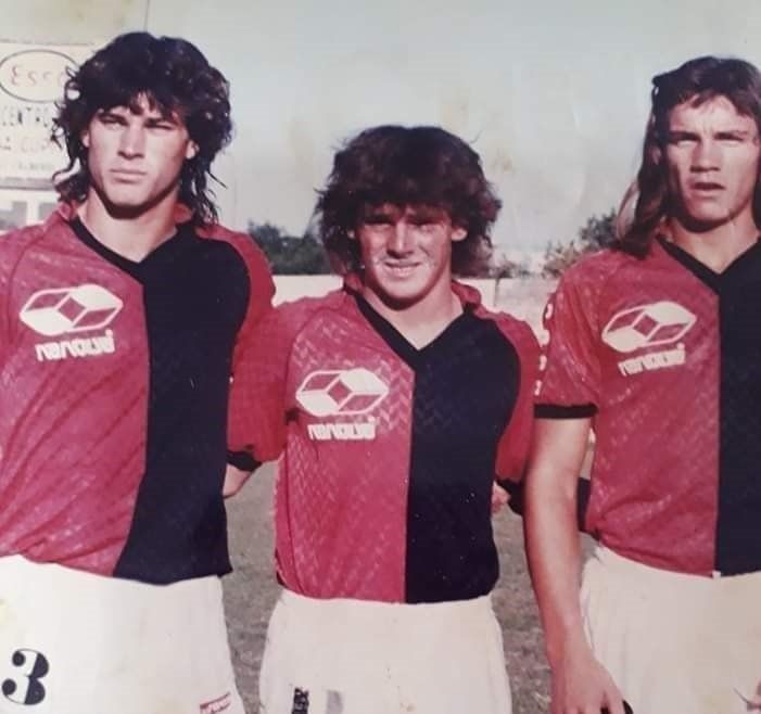 Azoge, a la izquierda, recordó su paso por Colón sin renegar de su amor por los colores: "Nos bañábamos con agua fría luego de los entrenamientos, no teníamos ropa para entrenar, nos echaban de todos los hoteles".