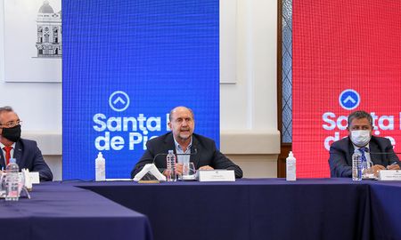 El gobernador Omar Perotti presentó este martes el instrumento virtual que tiene como objetivo incentivar la demanda de bienes y servicios mediante el otorgamiento de importantes reintegros de dinero a quienes realicen compras en comercios de la provincia. El gobernador Omar Perotti presentó este martes el instrumento virtual que tiene como objetivo incentivar la demanda de bienes y servicios mediante el otorgamiento de importantes reintegros de dinero a quienes realicen compras en comercios de la provincia.