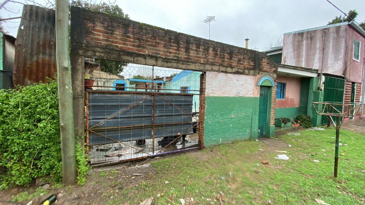 Vecinos de calle Alfaro de Vera al 7100 alertaron que un hombre de unos 60 años murió el viernes y su cuerpo sigue en la casa.