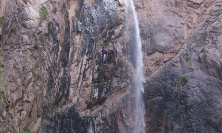 Una docente perdió la vida al caer desde un barranco en Chubut. Una docente perdió la vida al caer desde un barranco en Chubut.
