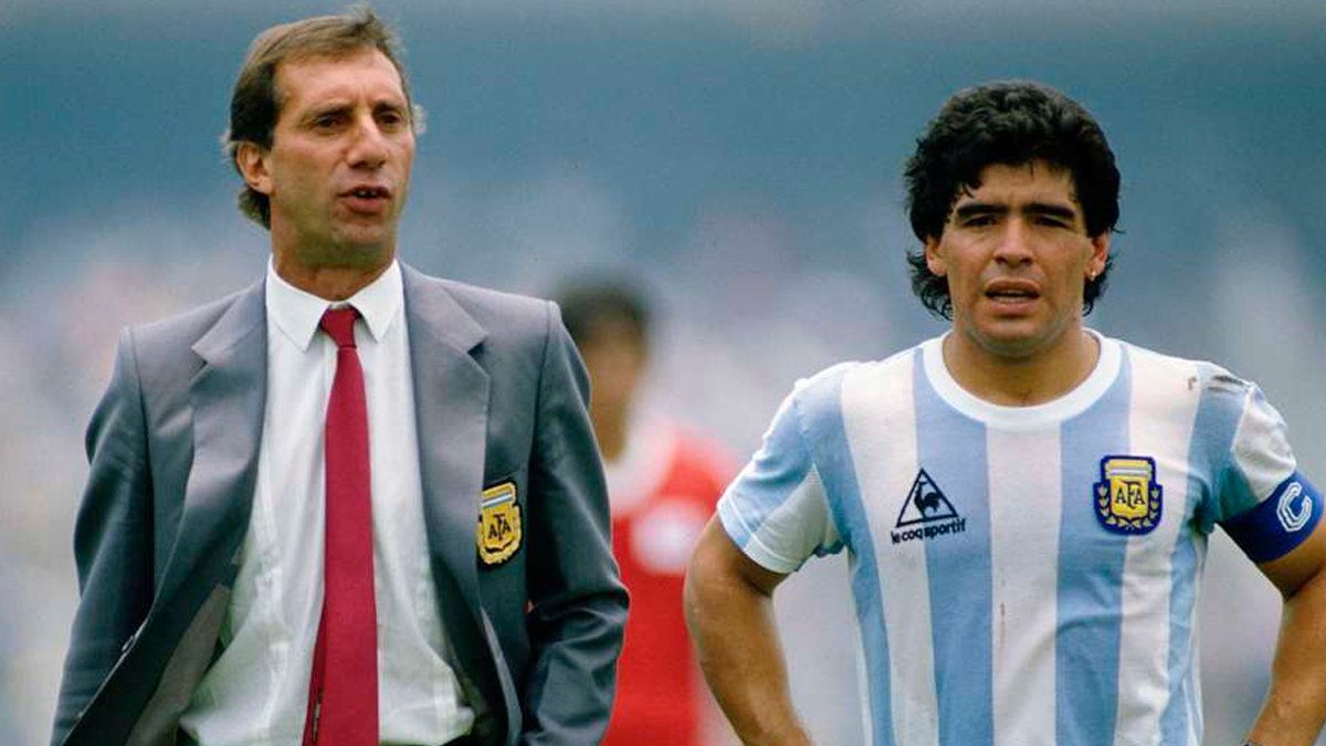 Carlos Bilardo está viendo la serie de HBO Max. Toma mate junto con sus familiares más íntimos. En su casa