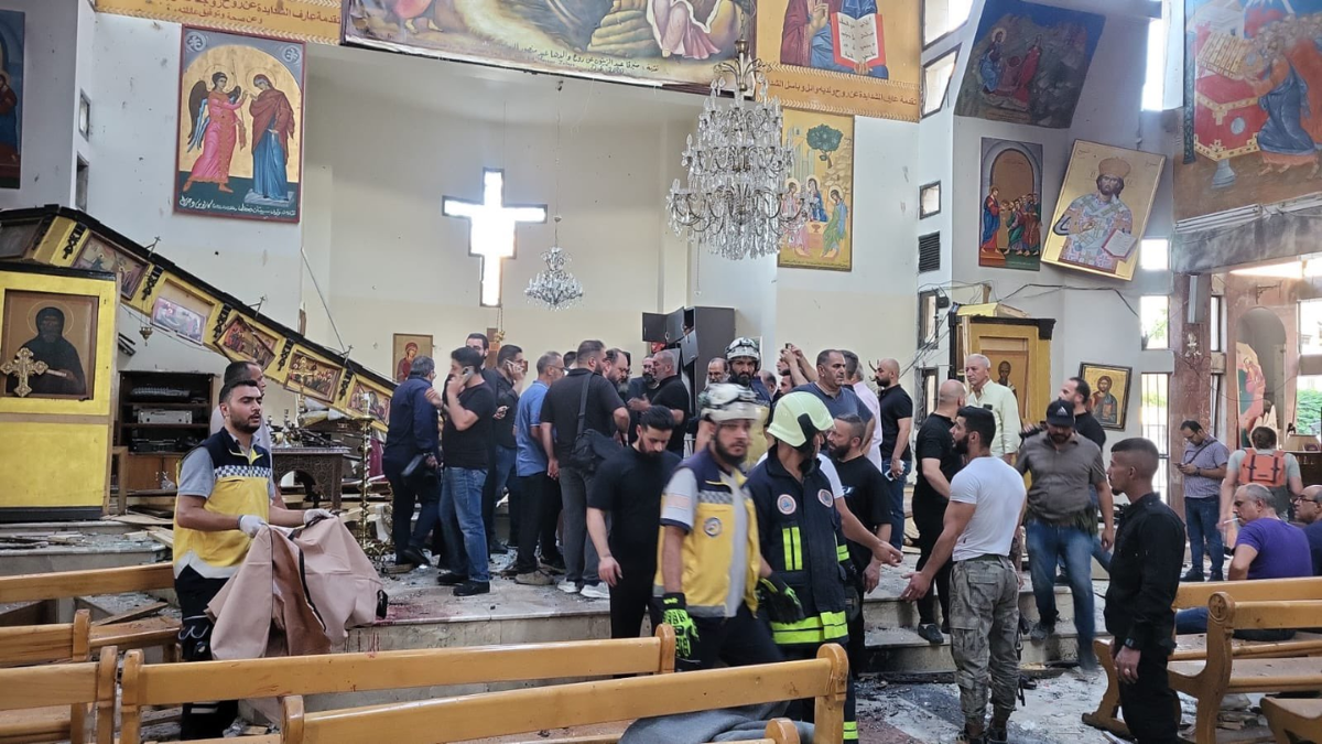 Un hombre irrumpió a balazos en una iglesia ortodoxa y luego detonó un chaleco bomba que tenía puesto.