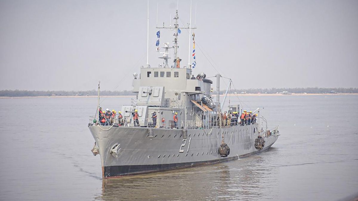 Defensa envió el buque patrullero ARA “King” y brigadistas forestales al operativo para combatir los incendios en la zona de islas aledañas a Rosario.