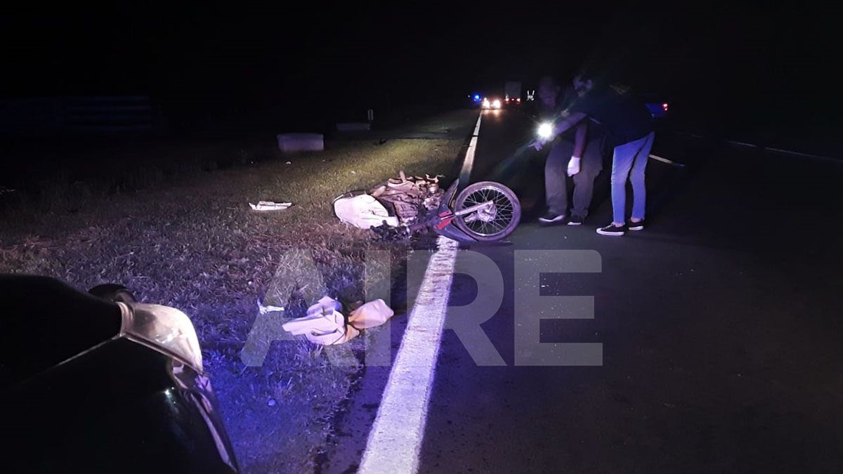 La moto en la que viajaban los jóvenes quedó destruida en la banquina. La conductora perdió la vida.