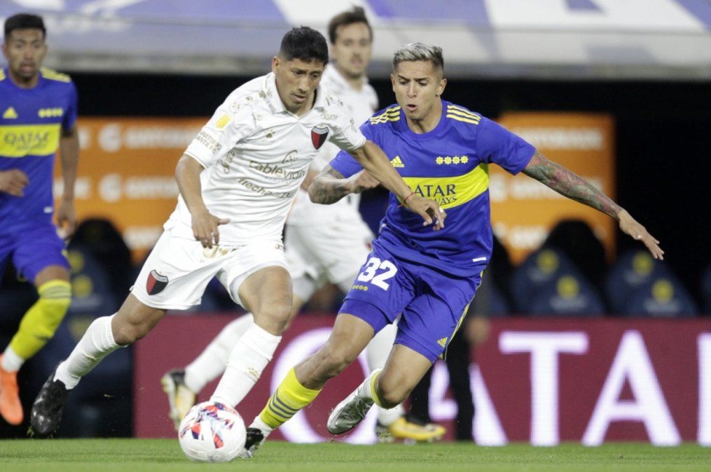 Rodrigo Aliendro intenta mantener el dominio de la pelota ante la marca de Agustín Almendra.
