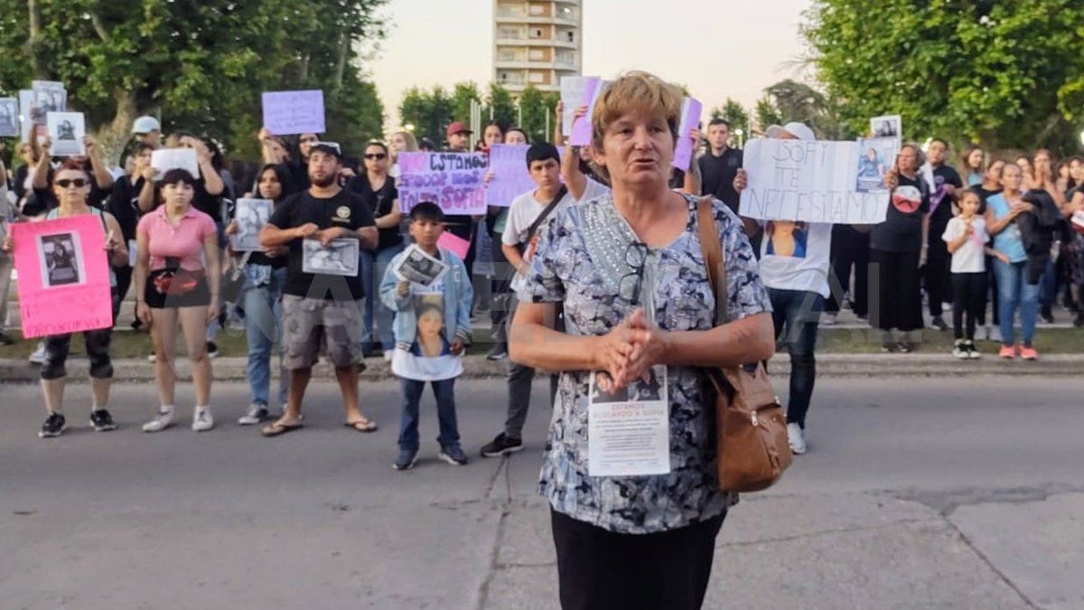 Claudina, la mamá de Sofía Delgado, en la marcha que se realizó en San Lorenzo para reclamar por la aparición de la joven de 20 años. Claudina, la mamá de Sofía Delgado, en la marcha que se realizó en San Lorenzo para reclamar por la aparición de la joven de 20 años.