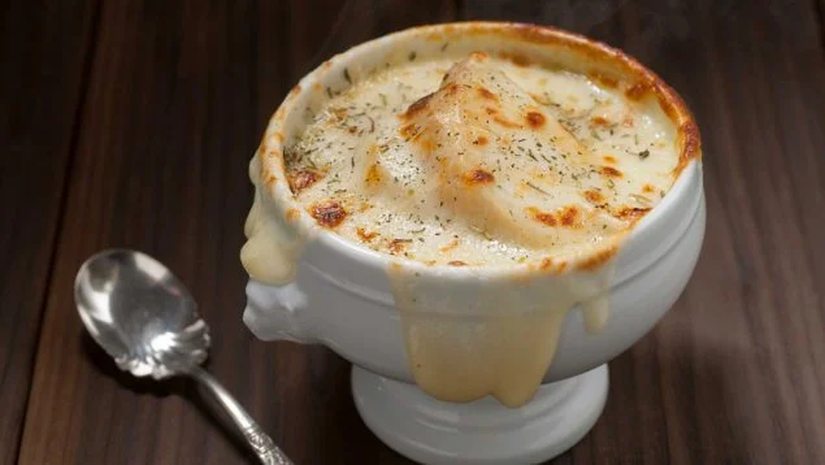 La sopa de cebolla en la airfryer que cura cualquier resfriado: el plato de cuchara que más apetece en invierno
