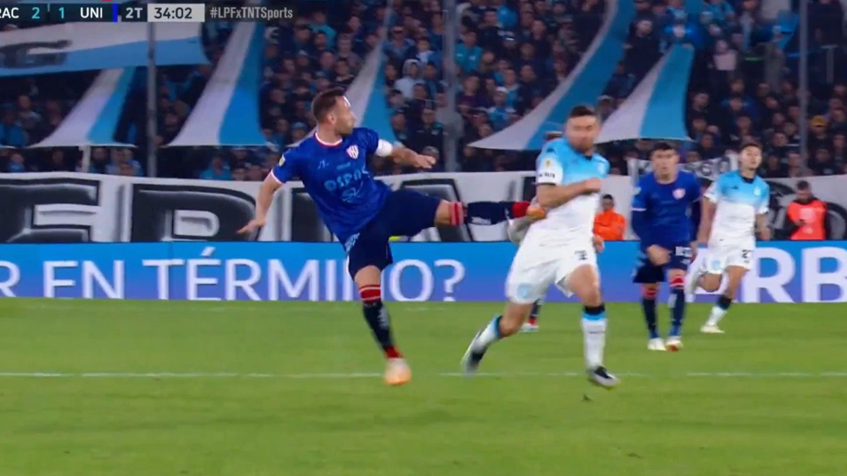 La expulsión de Claudio Corvalán vs. Racing. La expulsión de Claudio Corvalán vs. Racing.