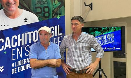 Cachito Vigil pasó por Santa Fe y habló sobre la honestidad y el compromiso como estandartes. Cachito Vigil pasó por Santa Fe y habló sobre la honestidad y el compromiso como estandartes.
