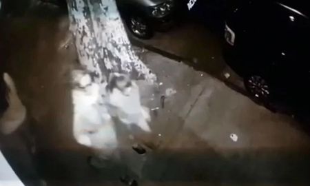 El video de una cámara de seguridad captó a la mujer con su hija llegando juntas a la escena del crimen. (Captura TN) El video de una cámara de seguridad captó a la mujer con su hija llegando juntas a la escena del crimen. (Captura TN)
