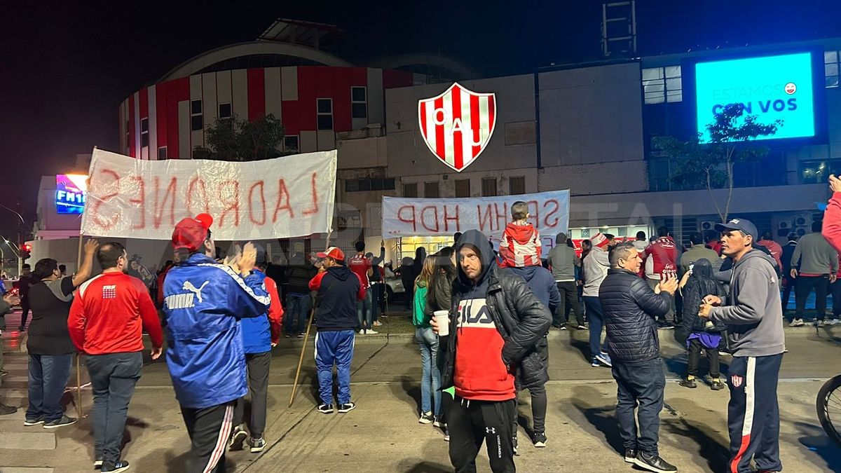 La convocatoria fue a las 20 y los hinchas cantaron contra la dirigencia. La convocatoria fue a las 20 y los hinchas cantaron contra la dirigencia.
