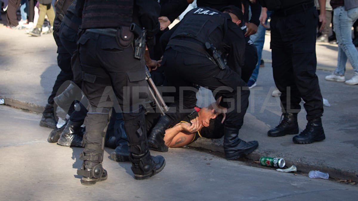 Las inmediaciones del acceso norte del estadio Brigadier López fueron escenario de disturbios entre los socios y el personal policial luego de que se cerrara el acceso a la cancha de J.J. Paso.