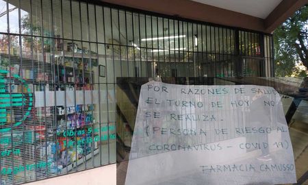 La mujer coloca cada 11 días el mismo cartel en la puerta de su farmacia. La mujer coloca cada 11 días el mismo cartel en la puerta de su farmacia.